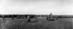 Прохождение мимо Николая II частей войск пехоты в посещенной им прифронтовой полосе.